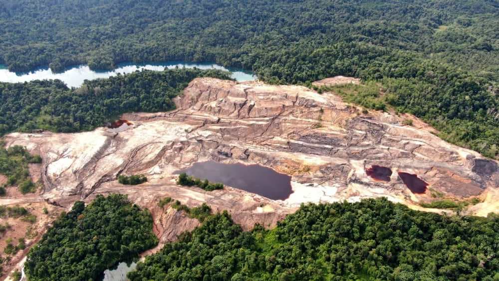 Bekas galian tambang batu bara di Kalimantan Timur. (Foto: FWI)
