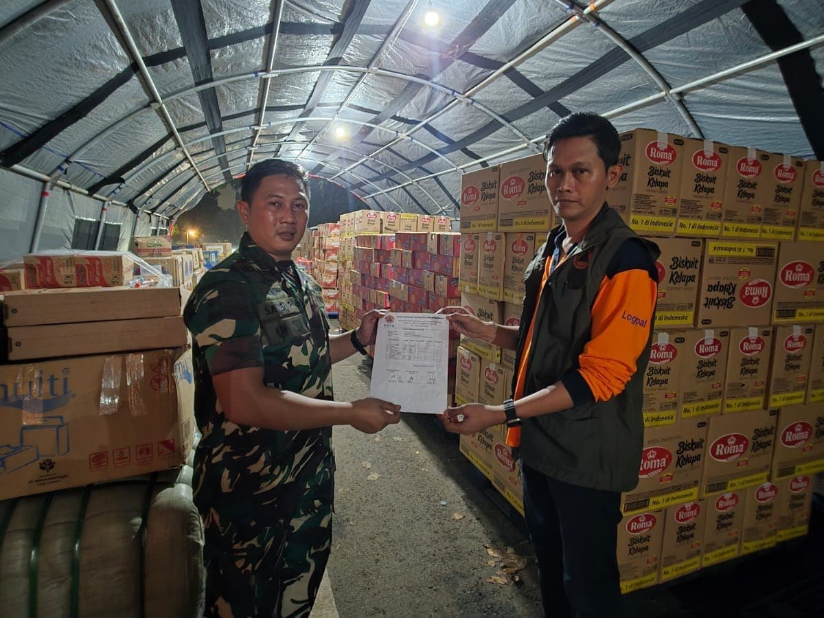 Seluruh logistik dikirim menggunakan empat truk berisi kebutuhan pokok