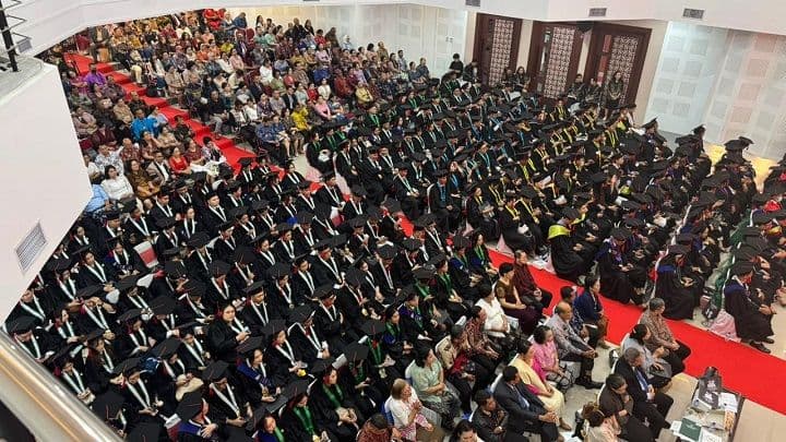Ilustrasi wisuda sarjana.