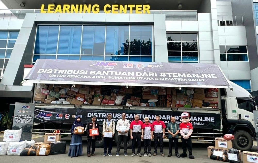 JNE Salurkan 500 Ton Bantuan untuk Korban Banjir dan Longsor