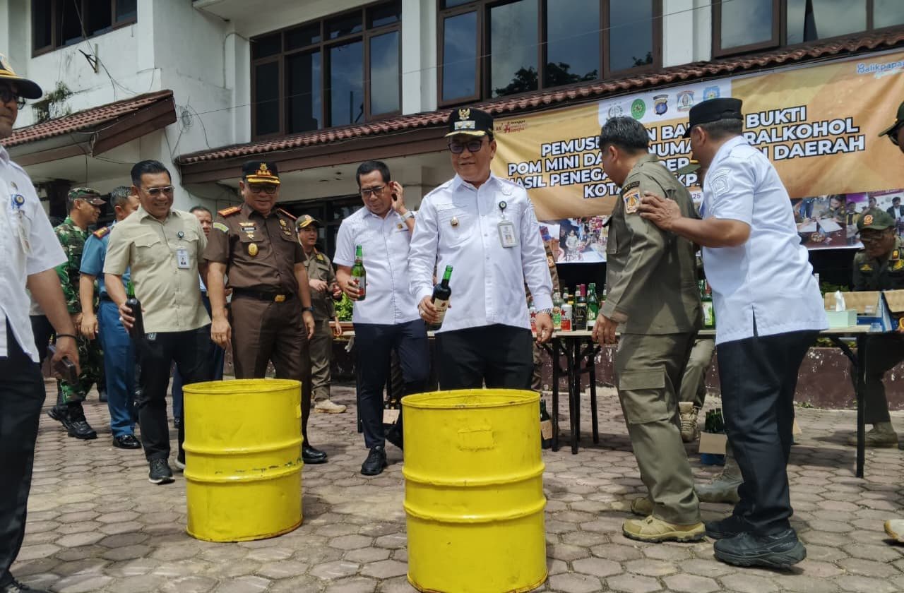 Pemkot Balikpapan Musnahkan Ribuan Miras dan Pom Mini di Kantor Satpol PP Balikpapan pada Rabu, 23 Desember 2025