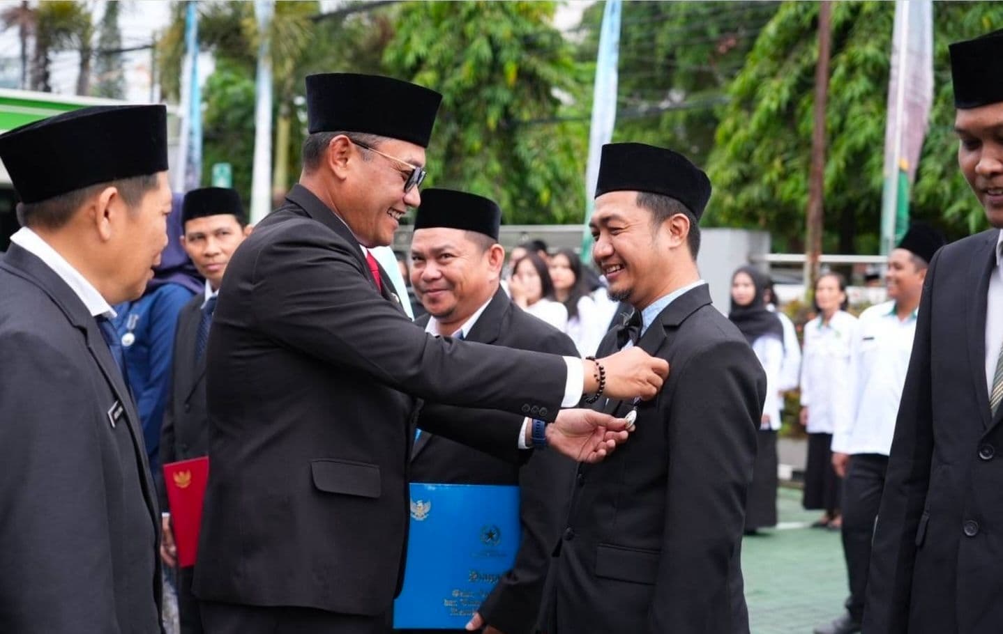Wagub Kaltim Seno Aji memberikan penghargaan Satya Lencana kepada pegawai Kemenag. (Foto: Adpimprov/ Fathur Alqadrie)