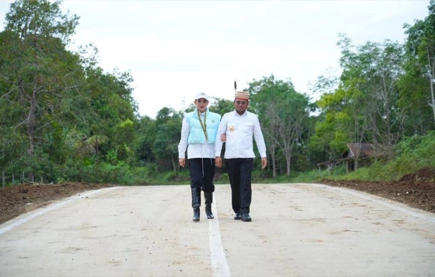 Gubernur Kaltim Rudy Mas'ud dan anggota DPR RI, Sarifah Suraidah meresmikan jalan Tering - Ujoh Bilang di Kabupaten Mahakam Ulu. (Foto: Adpimprov/ Hudais)
