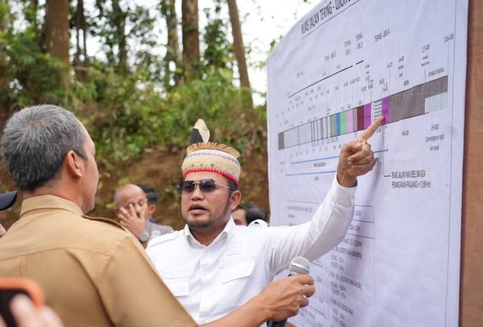 Gubernur Kaltim Rudy Mas'ud meresmikan jalan Ujoh Bilang - Tering Kabupaten Mahakam Ulu. (Foto: Adpimprov/ Hudais)