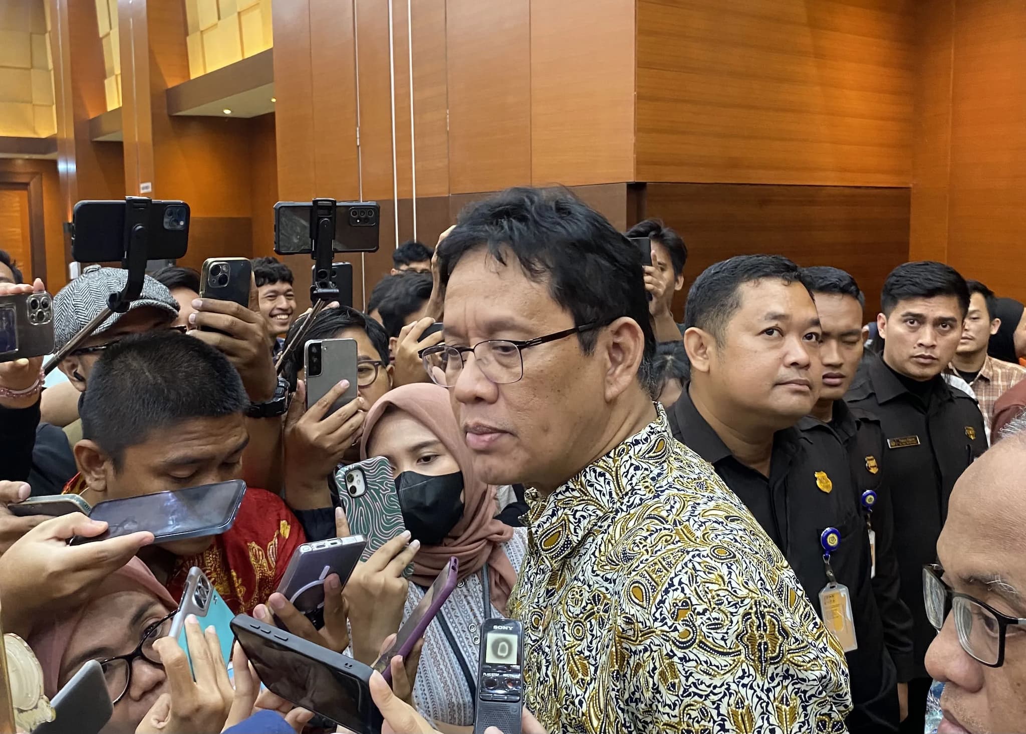 Menteri Keuangan Purbaya Yudhi Sadewa memberikan keterangan kepada awak media usai Konferensi Pers Realisasi APBN 2025 di Jakarta, Kamis (8/1/2026). Di tengah isu ketidakpastian global, Menkeu menegaskan optimisme pasar keuangan Indonesia yang ditandai dengan kembalinya arus modal asing (capital inflow) sebesar Rp46,8 triliun pada akhir tahun lalu dan IHSG yang sempat menembus level psikologis 9.000.
