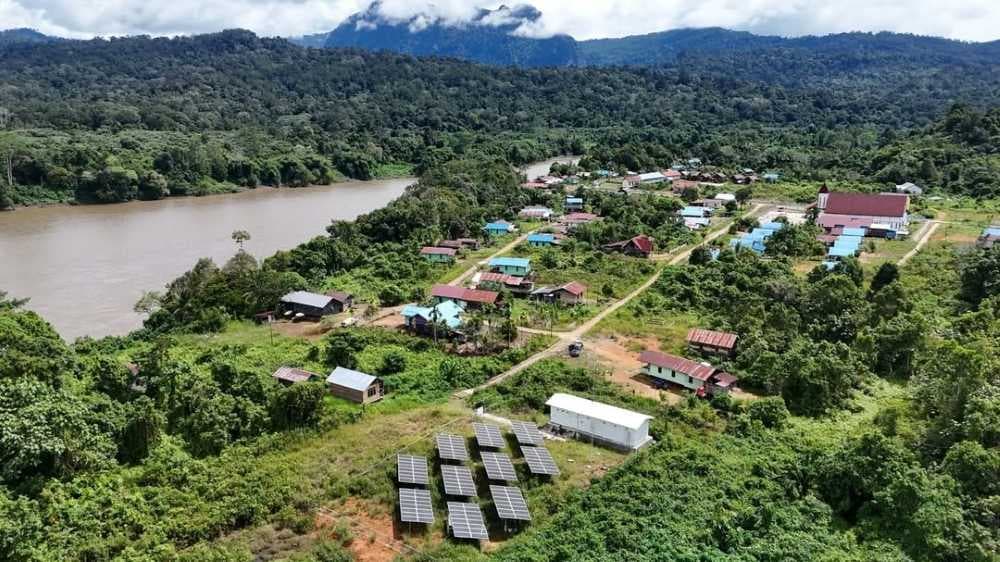 Pembangkit Listrik Tenaga Surya (PLTS) Terpusat di Desa Batoq Kelo, Kecamatan Long Bagun, Kabupaten Mahakam Ulu. (Foto: ESDM Kaltim)
