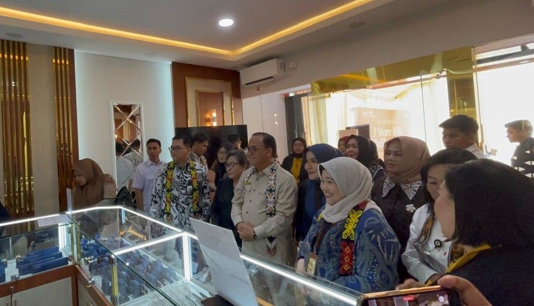 Ketua IWAPI Kaltim Ernawaty Gafar turut hadur dalam Peresmian Outlet Baru Galeri 24 di Kawasan Balikpapan Superblock pada Rabu 21 Januari 2026 