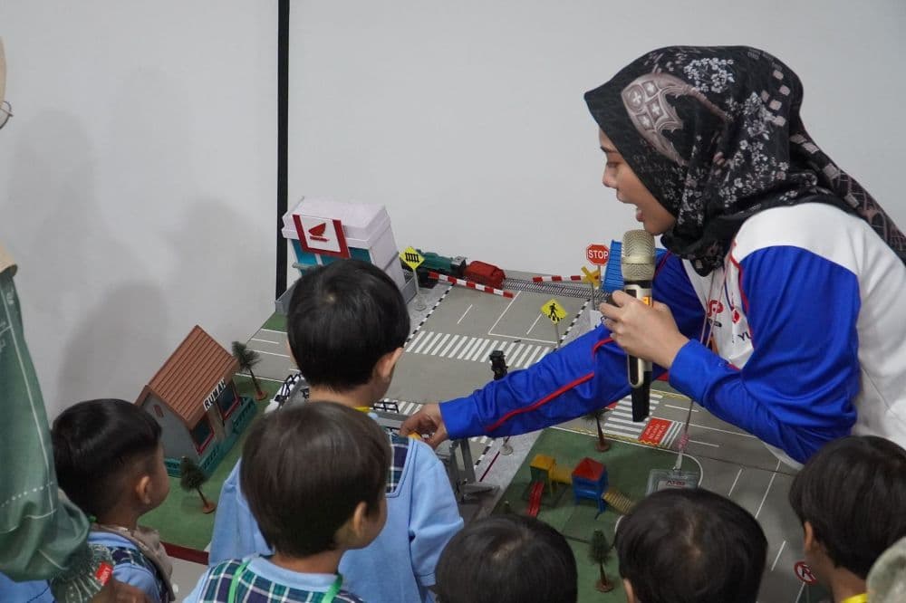 Instruktur safety riding Astra Honda buktikan edukasi keselamatan indonesia kelas global.
