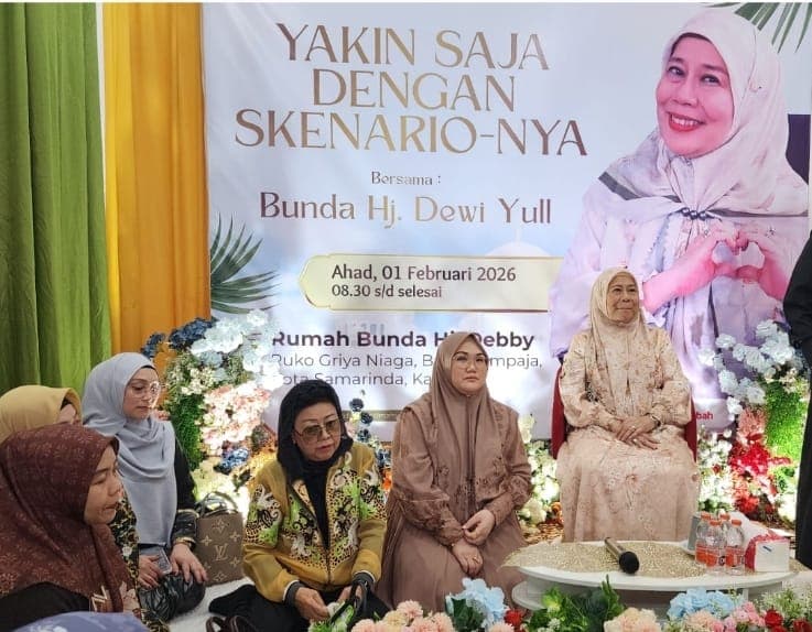 Dewi Yull bersama Hj Debby dan Bu Mei di pengajian Majelis Nurhasanah.