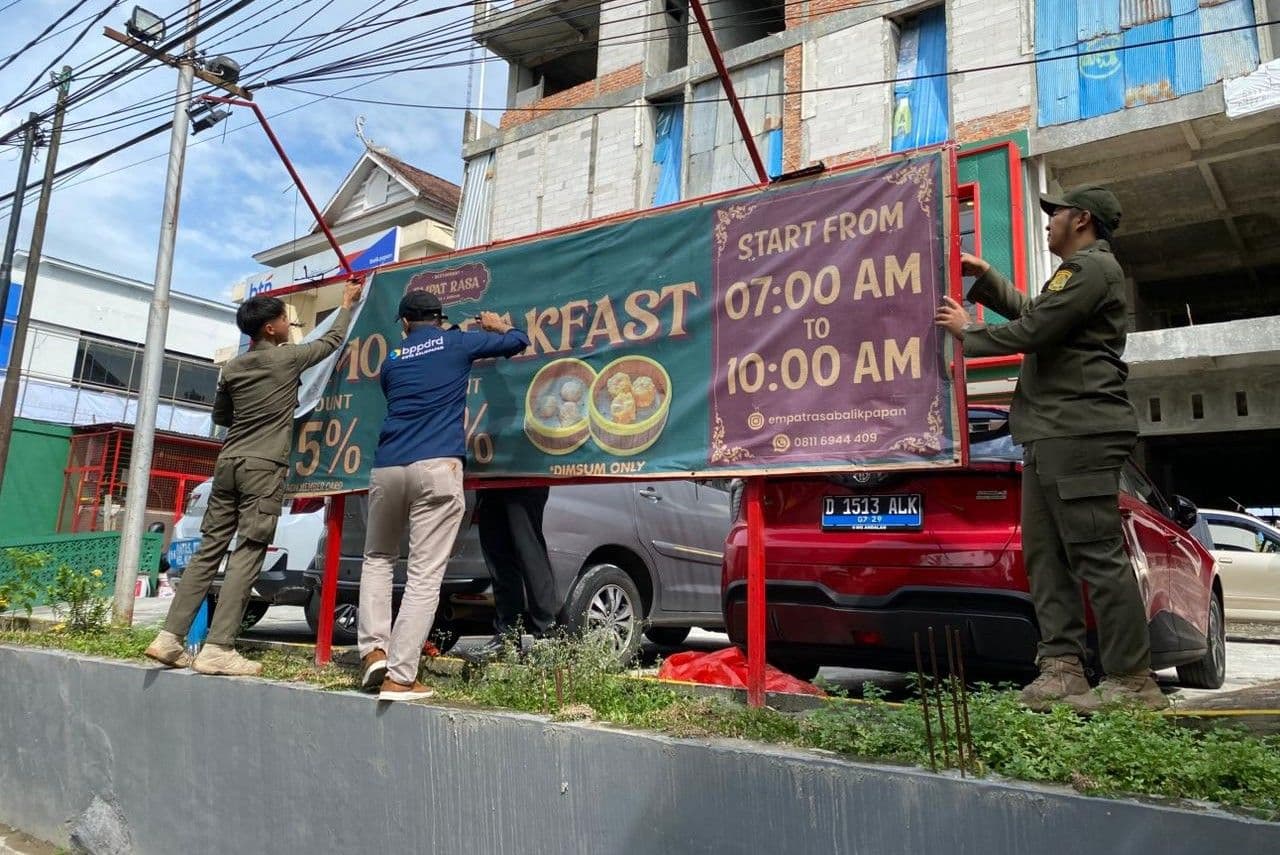 Pemkot Balikpapan Turunkan Reklame Tak Berizin dan Menunggak