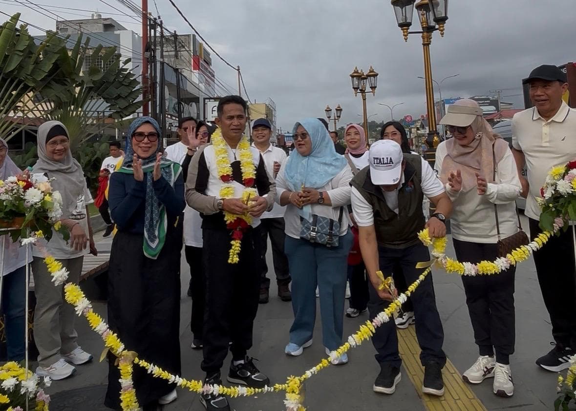 Wali Kota Balikpapan Rahmad Mas'ud bersama Wakil Wali Kota Balikpapan Bagus Susetyo resmikan Trotoar MT Haryono–Ruhui Rahayu pada Minggu 8 Februari 2026