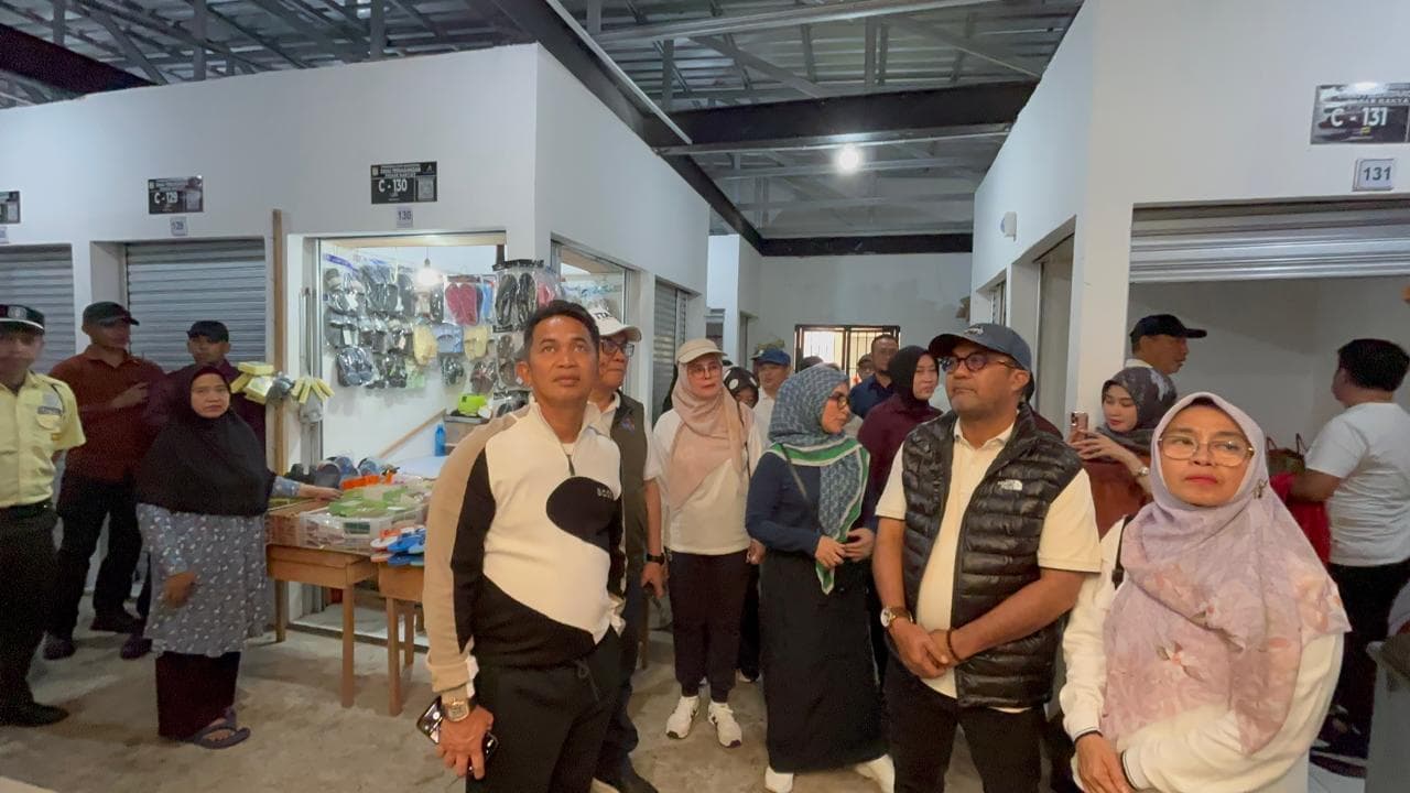 Wali Kota Rahmad Mas'ud bersama wakil walikota Balikpapan Bagus Susetyo kunjungi ke Blok D dan C Pasar Klandasan pada Minggu (8/2/2026).