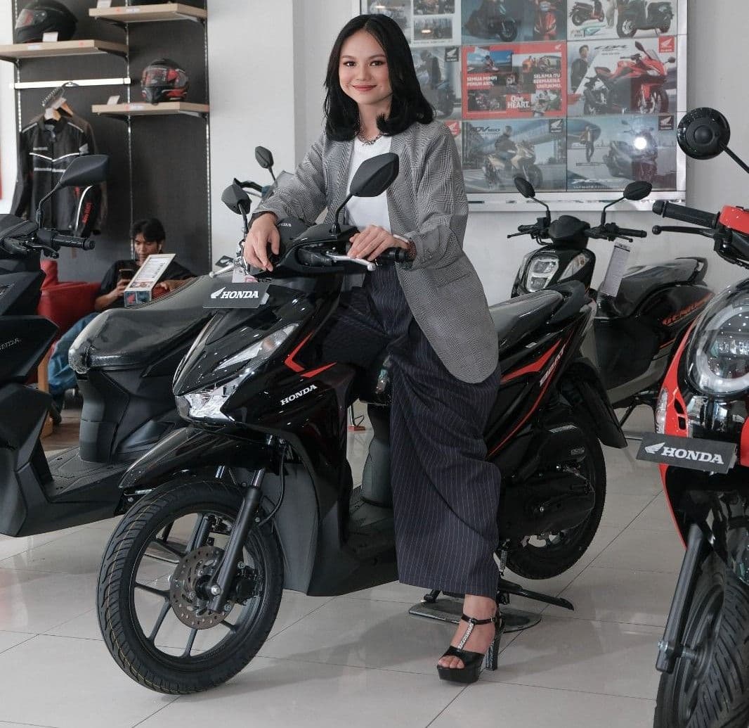 Tips Aman Berkendara Motor di Jalan Berlumpur