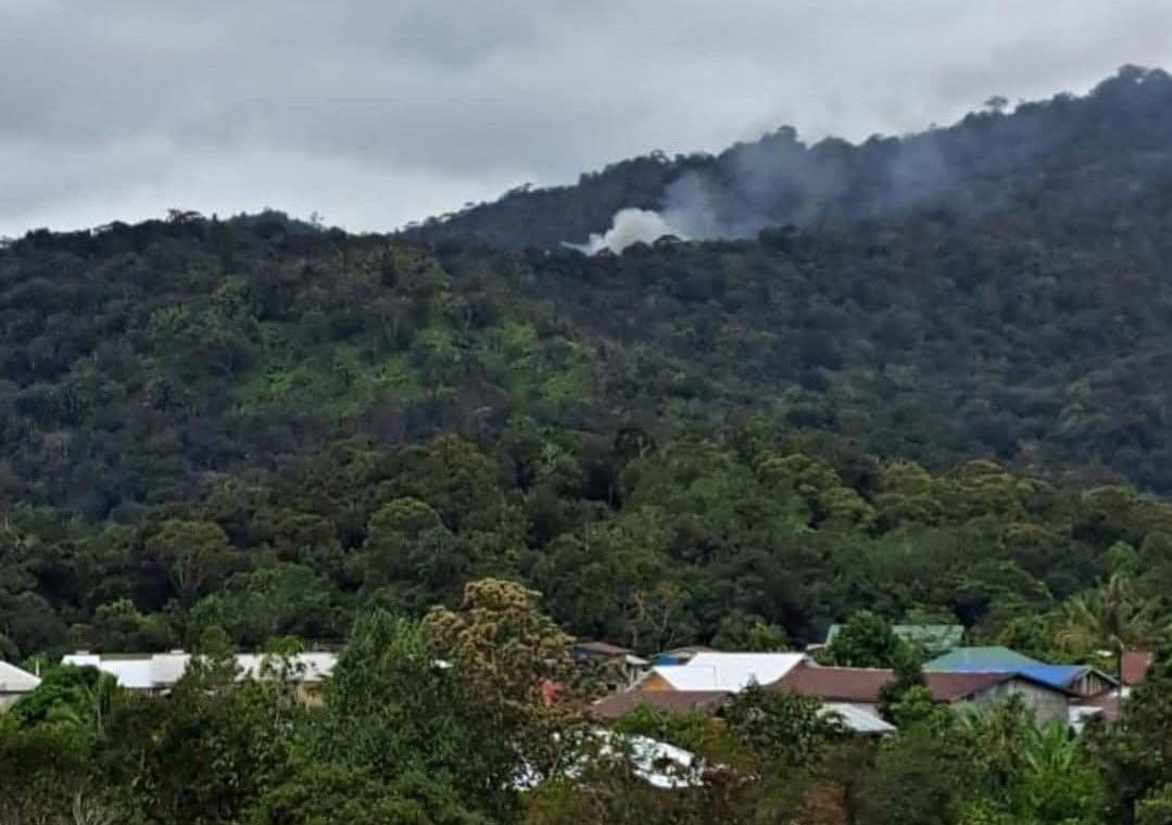 Kepulan asap putih yang diklaim berasal dari lokasi jatuhnya pesawat. Belum ada konfirmasi resmi. (Foto: Istimewa)
