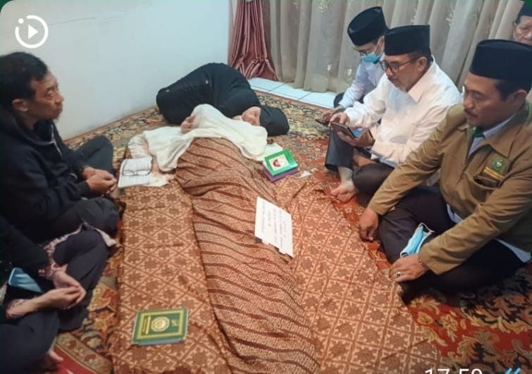 Saya dan Ustaz Sandjoyo dan Murtafiin berdoa di depan jenazah Kiai Kasim Pallanju.