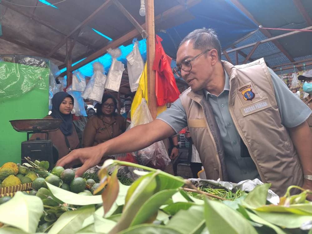 Polda Kaltim dan Bulog turun ke pasar-pasar tradisional, cegah penimbunan bahan pokok penting. (Foto: Muhammad SJ) 