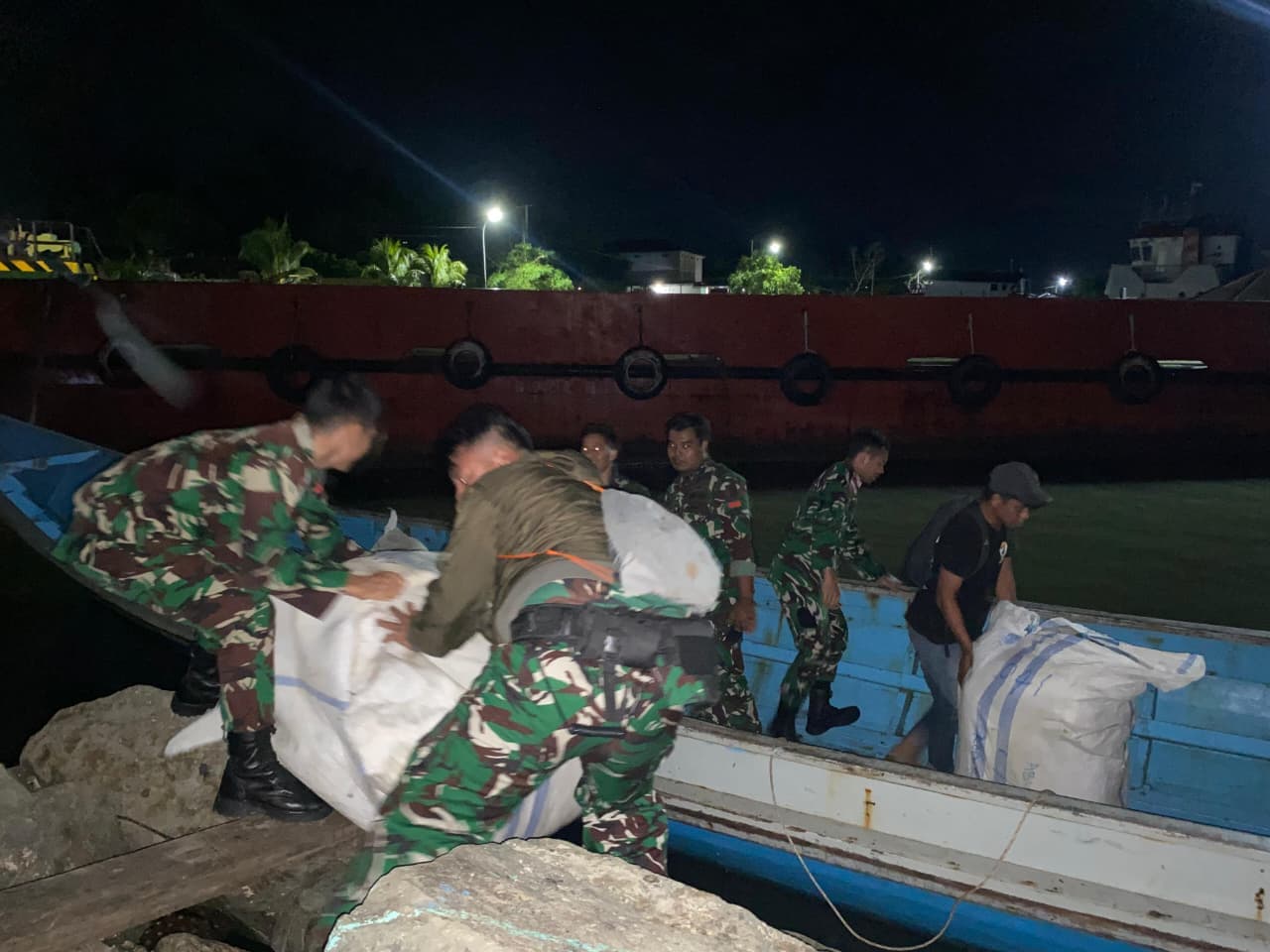 TNI dan Bea Cukai Nunukan menggagalkan penyelundupan ballpress ilegal di perbatasan Kalimantan Utara dengan nilai sekitar Rp40 juta. (Foto: Pendam VI/Mlw)