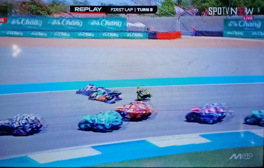 Balapan Moto2 Thailand 2026 dihentikan dengan red flag pada lap keempat akibat kecelakaan di tikungan 10 yang melibatkan sejumlah rider.