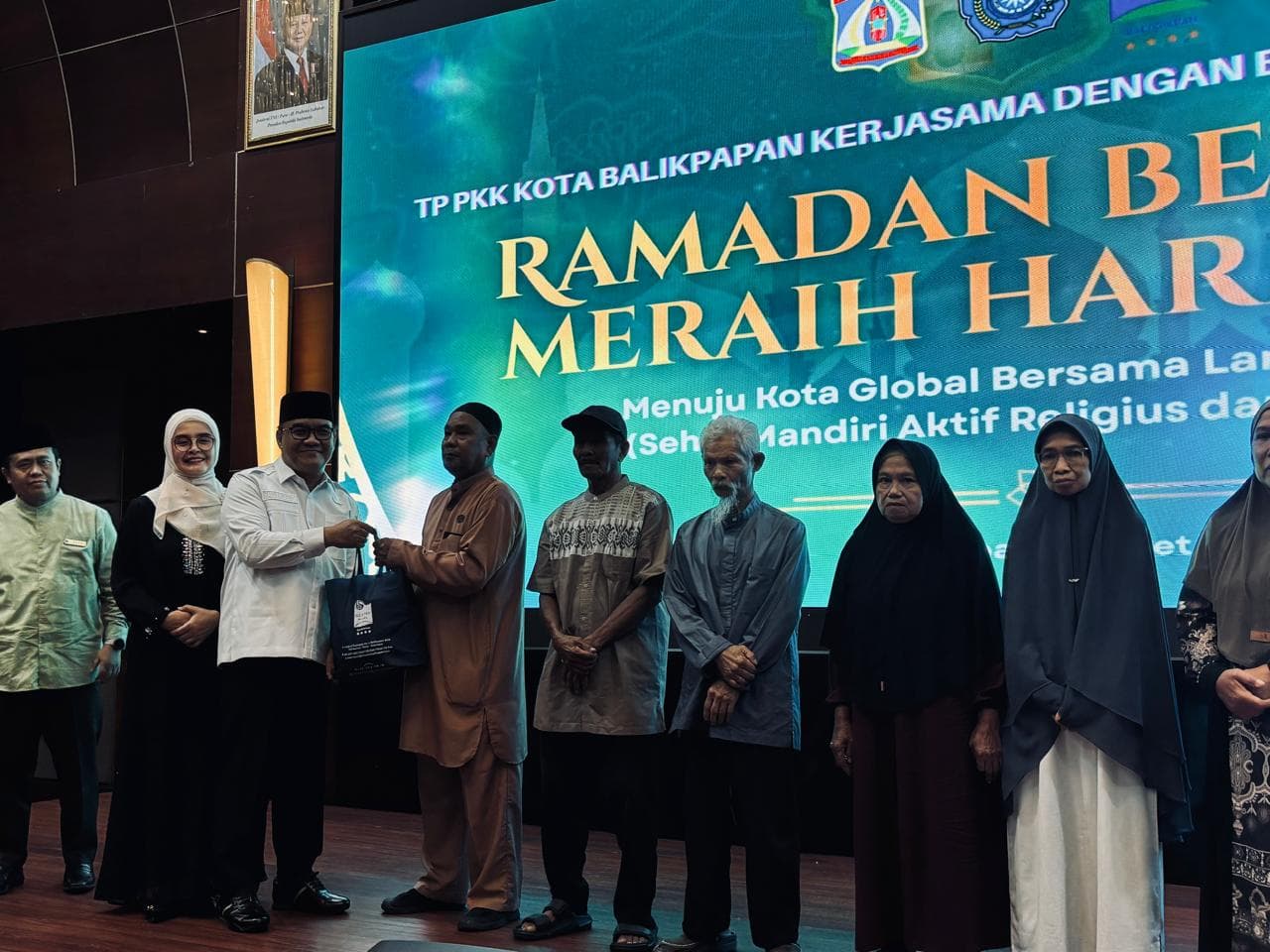 PKK dan Blue Sky Santuni 105 Lansia di Ramadan