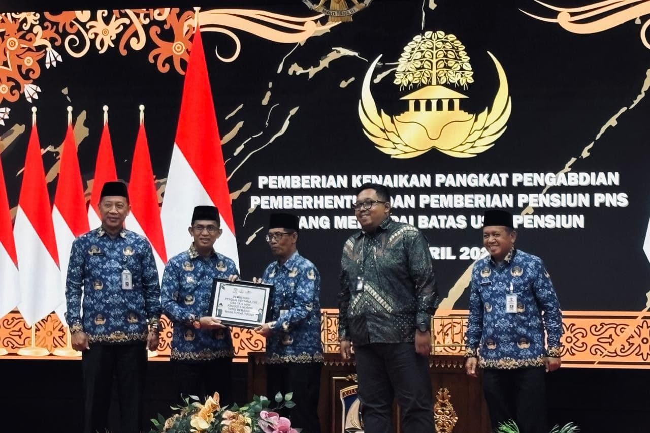 11 ASN Balikpapan Purna Tugas, Wali Kota Balikpapan Rahmad Mas'ud Serahkan SK