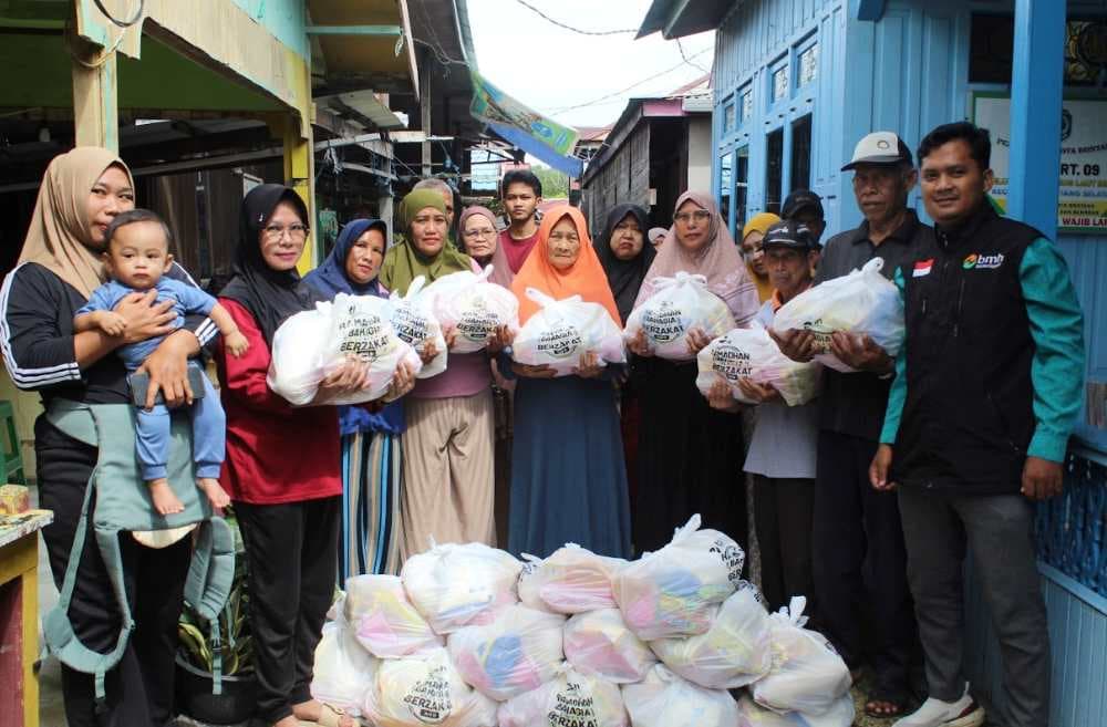 Penyerahan bantuan dari BMH kepada lansia (Foto: BMH/ Ilustrasi)