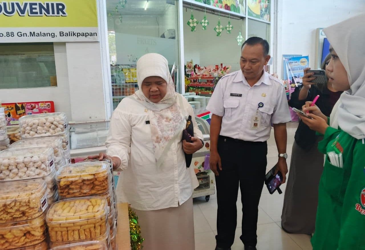 Dinkes Balikpapan memeriksa Produk kue kering Izin PIRT  