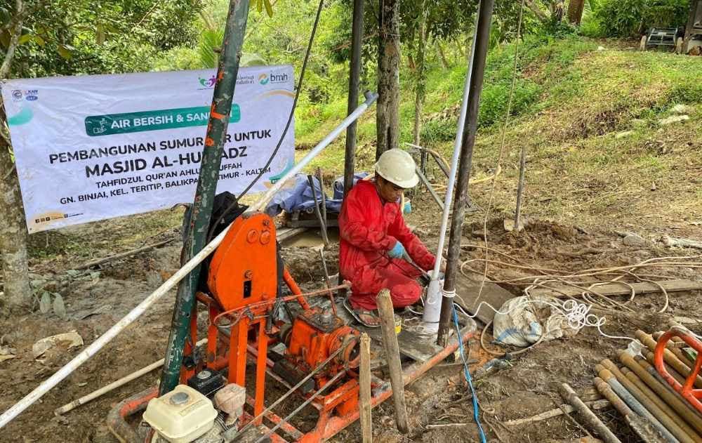 Progres pembangunan sumur bor oleh BMH Kaltim di Gunung Binjai Balikpapan. (Foto: BMH Kaltim)