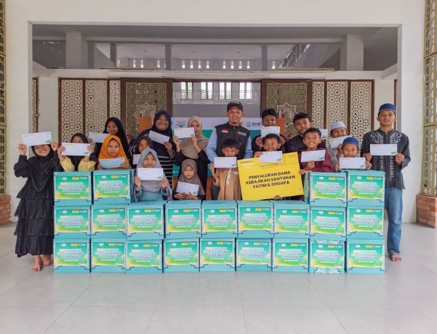 Santunan kepada anak yatim kolaborasi BMH - MayBank Syariah Balikpapan. (Foto: BMH)