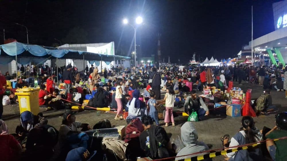 Calon penumpang rela menginap demi bisa berangkat dengan KM Dorolonda menuju Surabaya. (Foto: Muhammad SJ)
