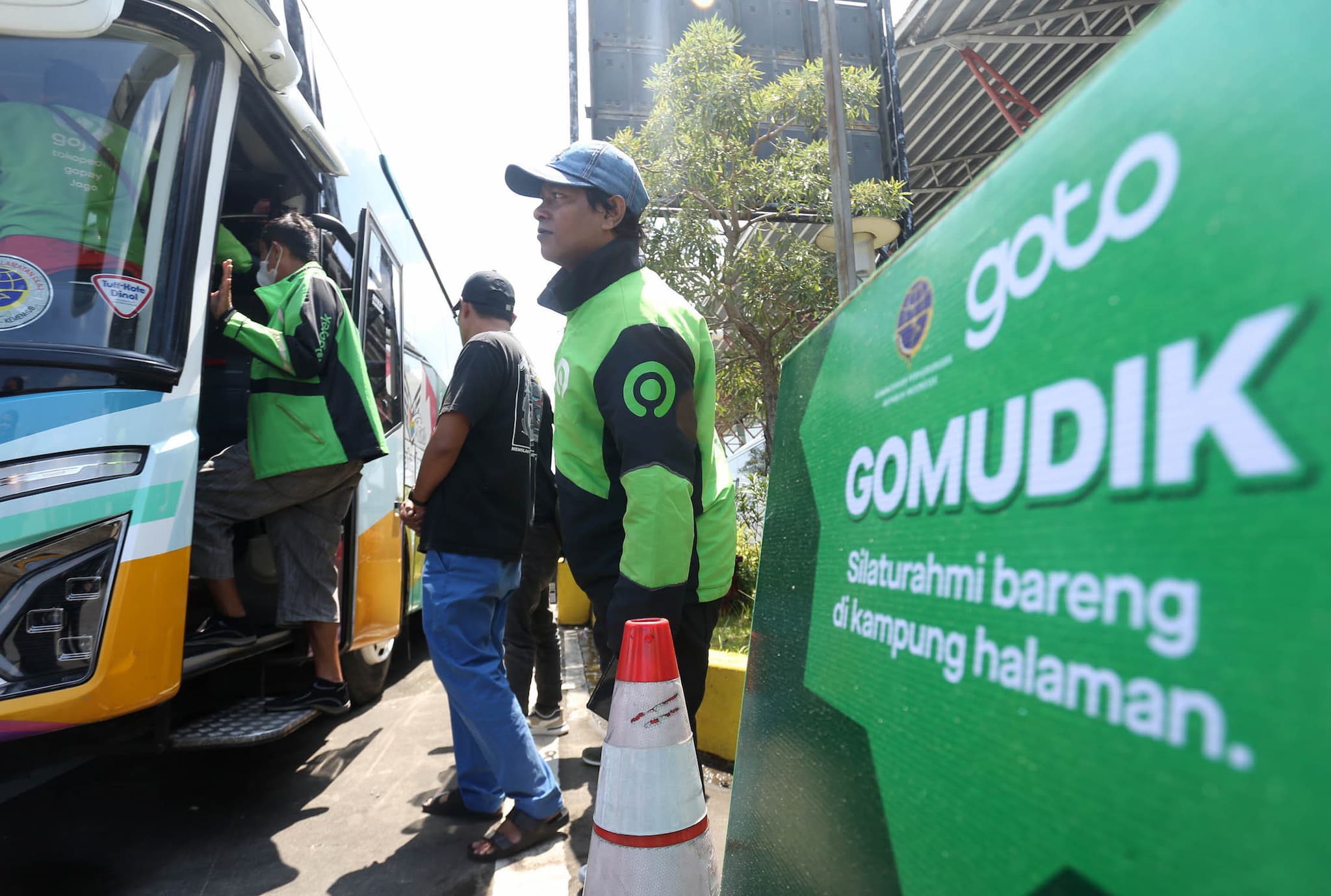Keberangkatan program mudik gratis GOMUDIK untuk mitra driver Gojek dan keluarganya kerjasama antara GoTo dan Kementerian Perhubungan di Terminal Terpadu Pulogebang Jakarta Timur. 