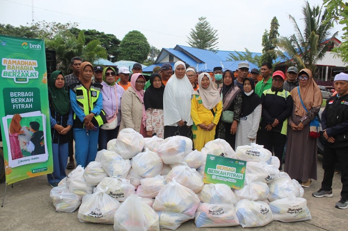 BMH Kaltim menyalurkan bantuan dari para donatur kepada warga yang membutuhkan. 
