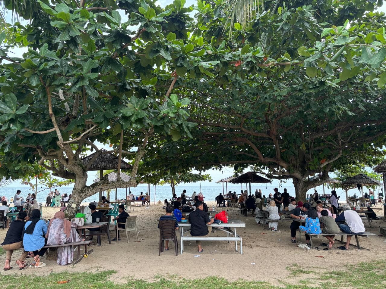Pantai Kilang Balikpapan Diserbu Wisatawan di Lebaran Ketiga 2026