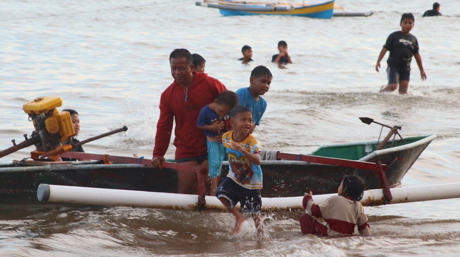 Seorang anak bermain di destinasi wisata Pantai Manggar.  Libur lebaran 2026, wisatawan tak lagi terpusat di Pantai Manggar.