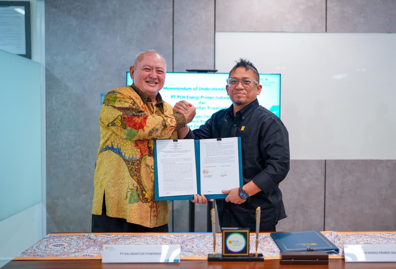 Dirut PT Kalimantan Powerindo Rudy Gunawan dan Direktur Biomassa PLN EPI Hokkop Situngkir menandatangani MoU pengembangan bioenergi di Jakarta, Kamis (2/4/2026). (Foto: PLN EPI)