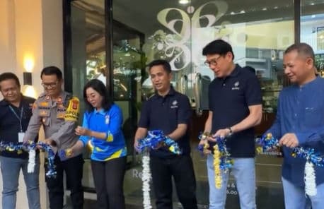 Wali Kota Balikpapan Rahmad Mas'ud resmikan Lapangan Padel Blue Sky Hotel Balikpapan  bersama jajaran manajen Blue Sky 
