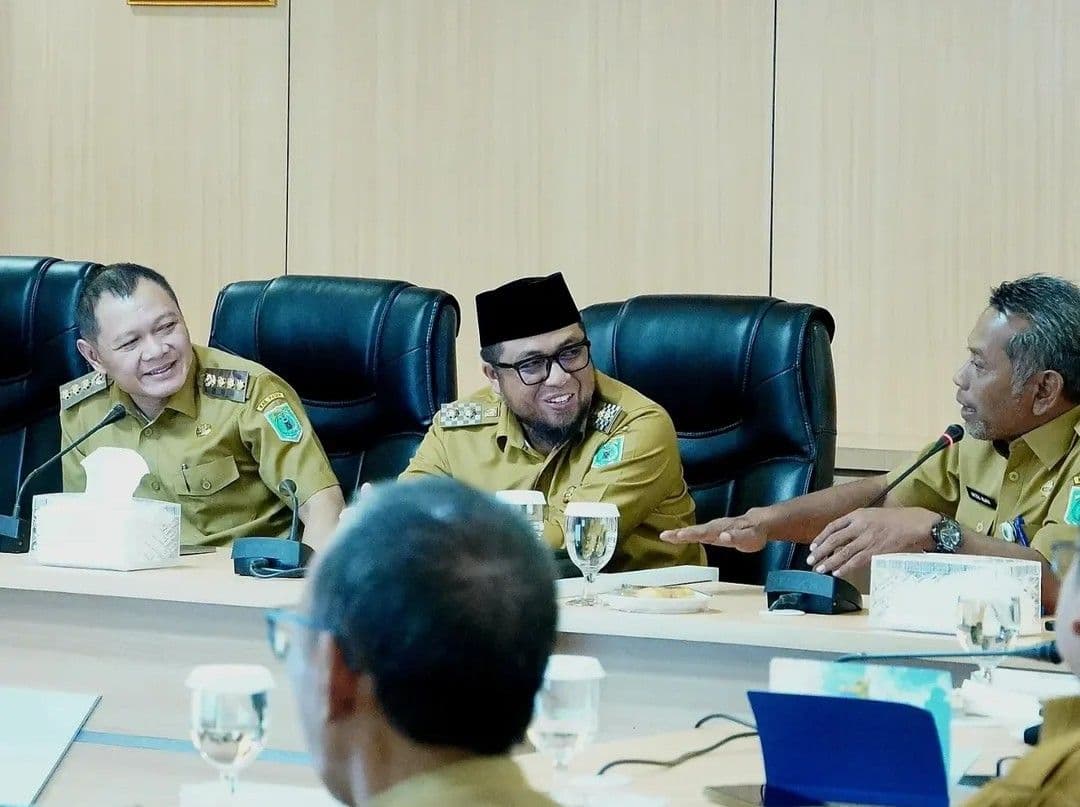 Bupati Paser Fahmi Fadli (paling kiri) saat memimpin rapat koordinasi penetapan jadwal Porprov VIII 2026 di Ruang Sadurengas. (Foto: Humas Paser)

