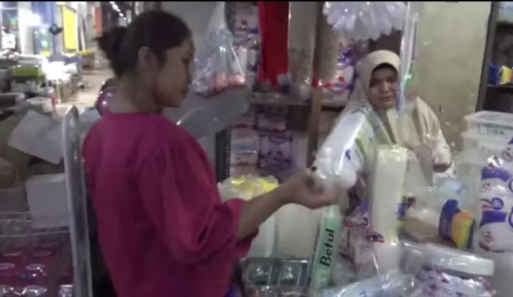 Harga Plastik Naik, Penjual Gorengan Cari Cara Bertahan