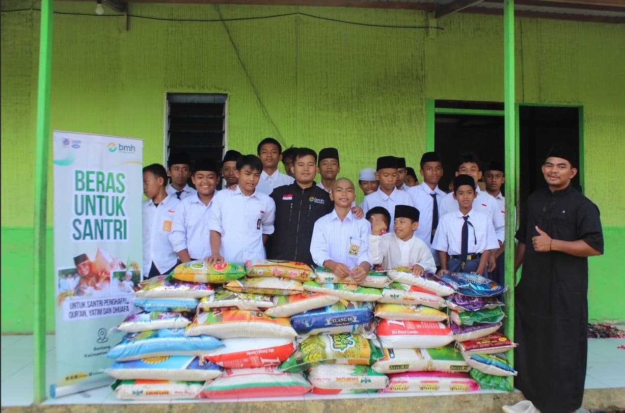 BMH menyakurkan bantuan beras kepada tiga ponpes  di Bontang. (Foto: BMH)