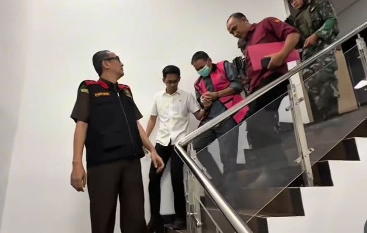 Kejati Kaltim menahan mantan Kadistamben Kabupaten Kutai Kartanegara, Rabu, 15 April 2026. (Foto: Humas Kejati Kaltim)