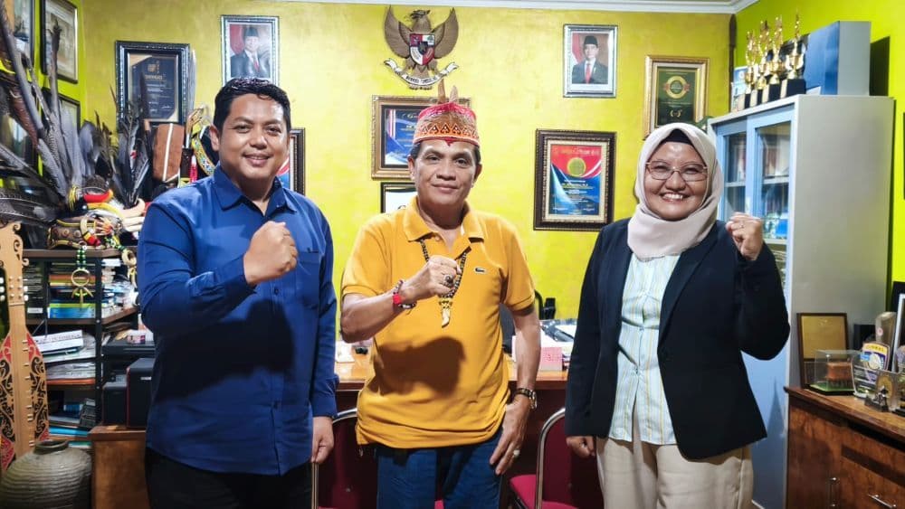 Ketua DPP APINDO Kaltim, Abriantinus bersama dua hakim adhoc terpilih.  