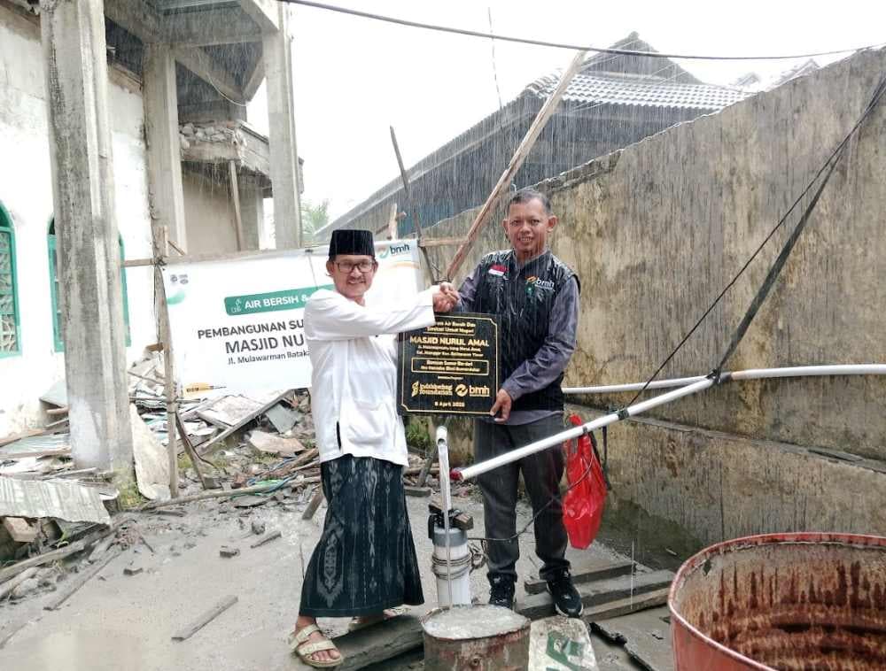 Penyerahan sumur bor BMH di Masjid Nurul Amal Balikpapan. (Foto: BMH)