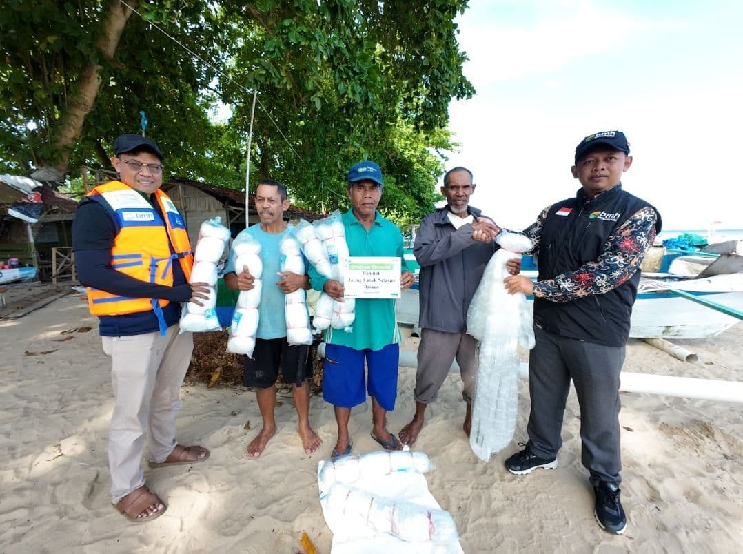 BMH memberikan bantuan jaring kepada tiga nelayan di Pantai Seraya. (Foto: BMH)