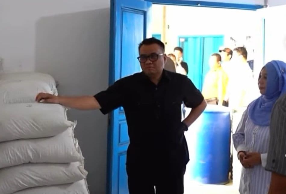 Bupati Kutai Kartanegara Aulia Rahman Basri mengunjungi pabrik pengolah kratom. (Foto: Prokom)