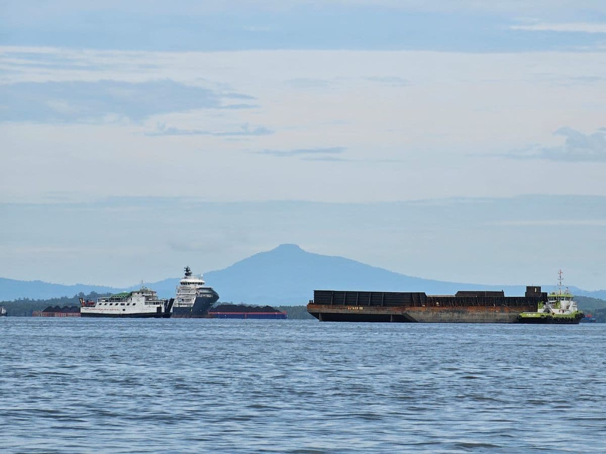 Ponton pengangkut batu bara ke terminal PT Bayan Resources Tbk,  Balikpapan. Kinerja perusahaan anjlok awal tahun 2026. 