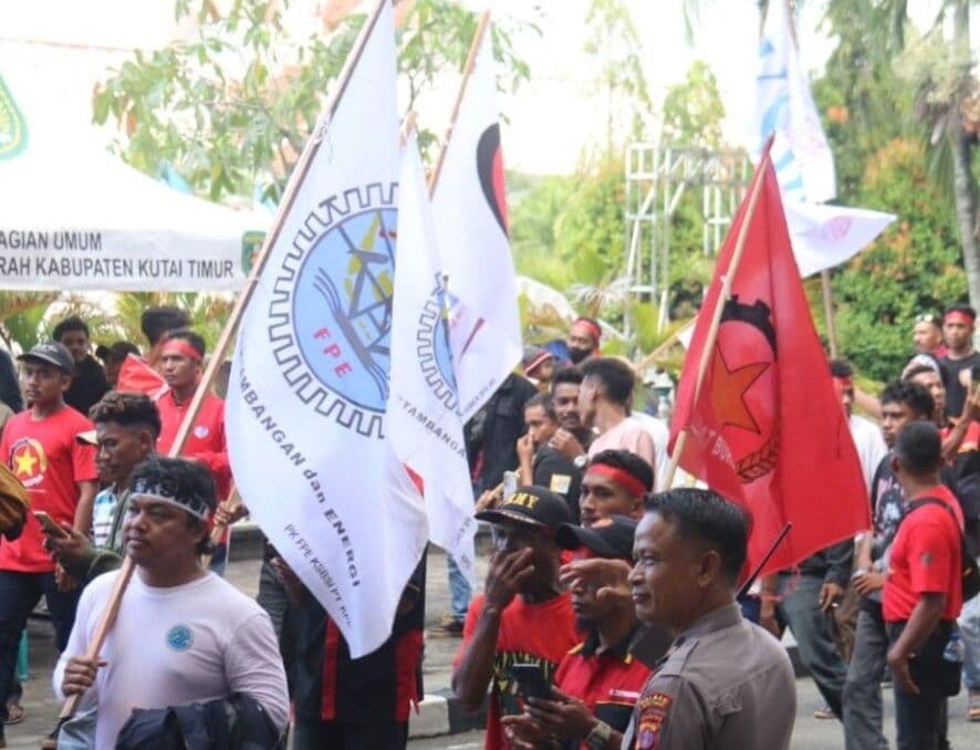 Buruh sawit di Kutai Timur mengeluhkan upah dipotong dan tak sesuai UMK. Bupati Ardiansyah Sulaiman perintahkan sidak dan evaluasi perusahaan. (Sumber: Diskominfo Kutim)