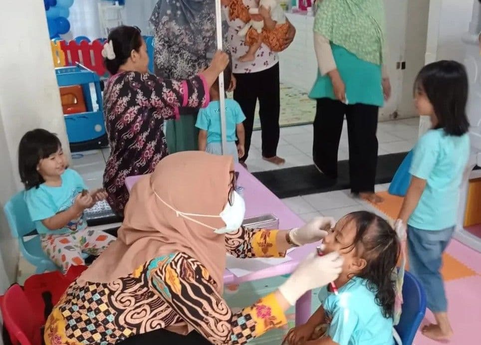 Dokter memeriksa kesehatan anak di daycare Beriman Balikpapan. Salah satu daycare terbaik di Kalimantan Timur. (Sumber: Daycare Beriman)  