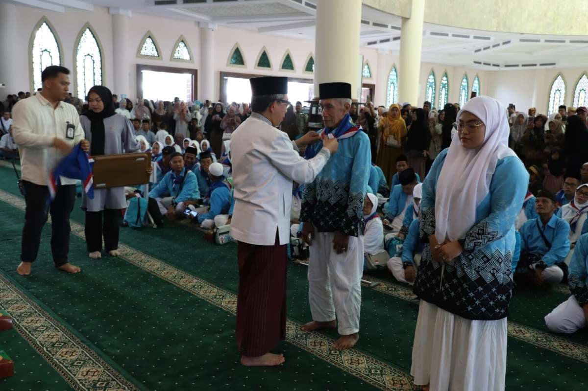 Bupati Kutai Timur, Ardiansyah Sulaiman melepas calon jamaah haji,Minggu, 3 Mei 2026 di Masjid Agung Al Faruq. (Sumber: Prokutim) 