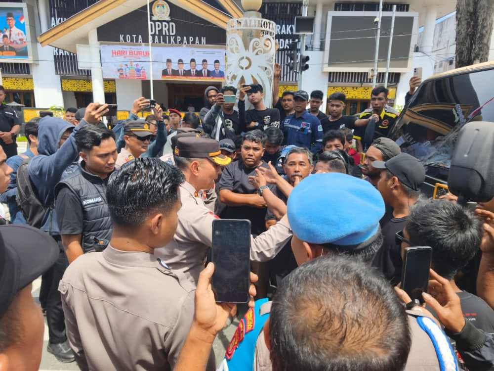Sopir truk berunjukrasa di depan kantor DPRD Balikpapan menuntut distribusi solar subsidi. 
