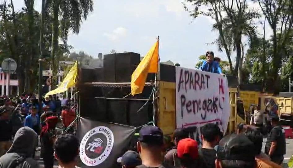 Ratusan Truk Kepung DPRD, Sopir dan Mahasiswa Bawa 8 Tuntutan Soal Solar