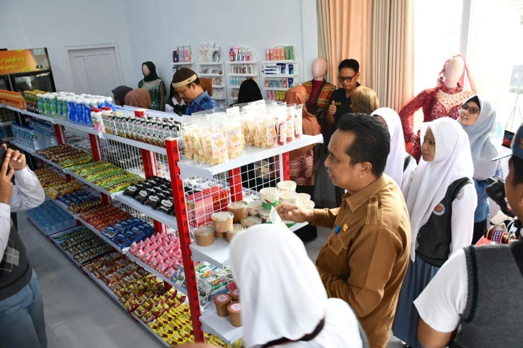 Minimarket di SMAN 1 Sangatta Selatan hasil kerja sama dengan PT KPC. 